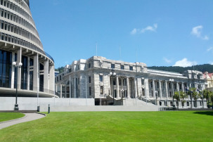 The Beehive und Parliament House in Wellington
